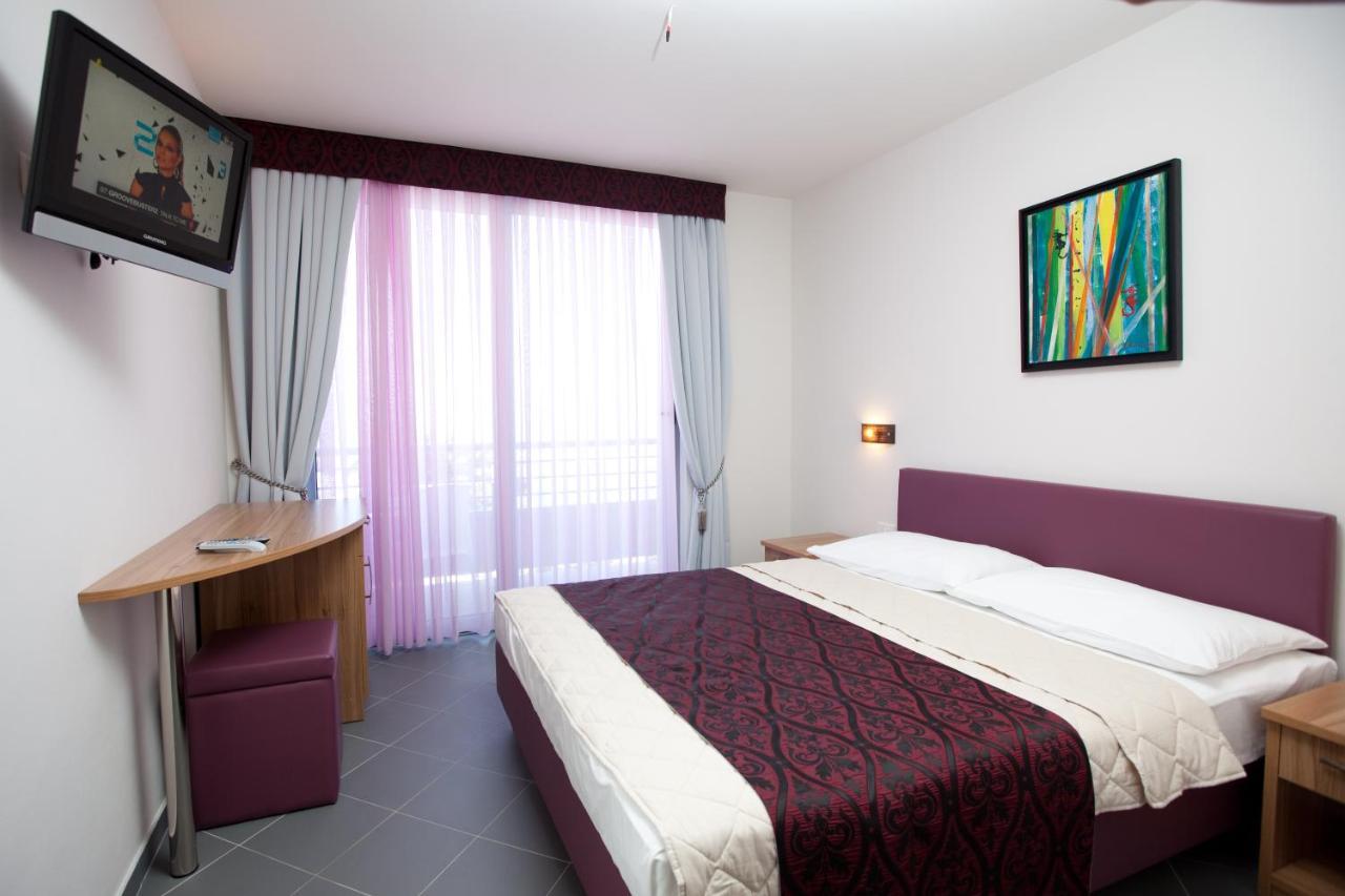 Hotel Sirena Подгора Екстериор снимка