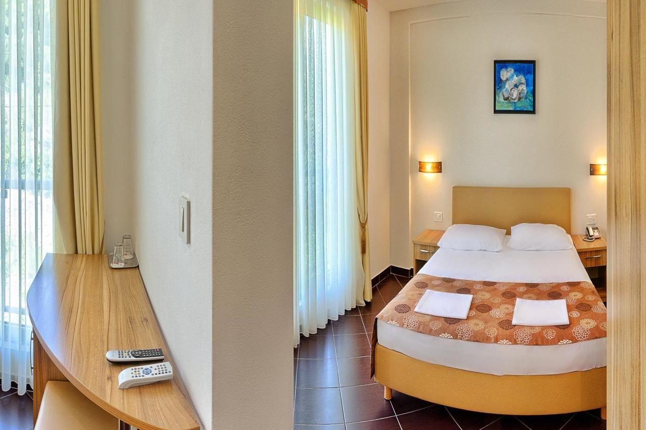 Hotel Sirena Подгора Екстериор снимка
