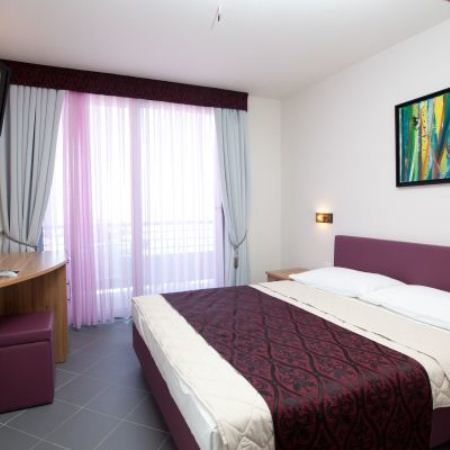 Hotel Sirena Подгора Екстериор снимка