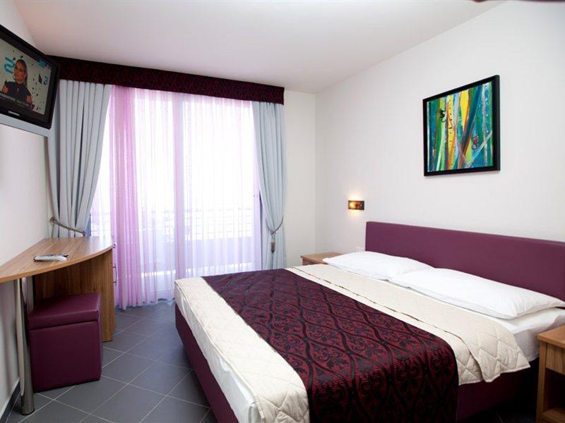 Hotel Sirena Подгора Екстериор снимка