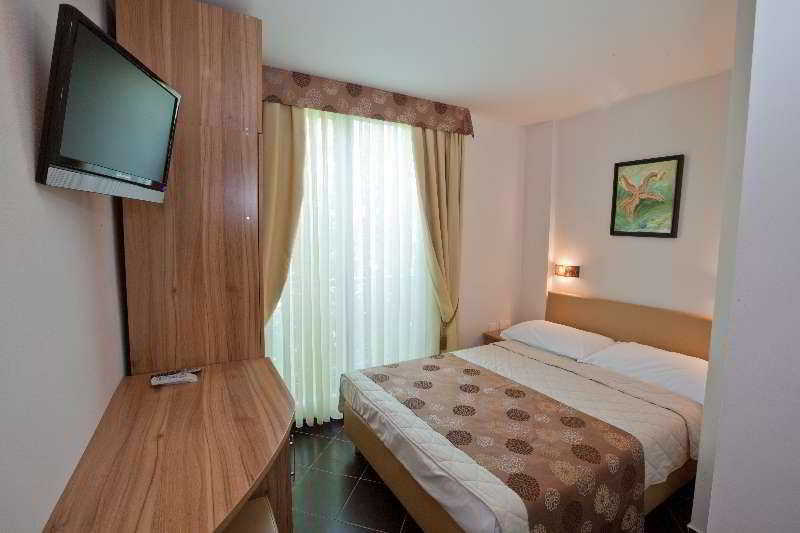 Hotel Sirena Подгора Екстериор снимка