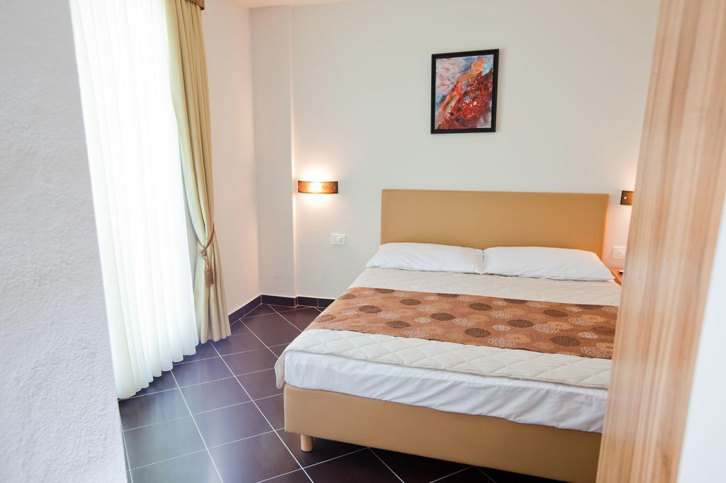Hotel Sirena Подгора Екстериор снимка