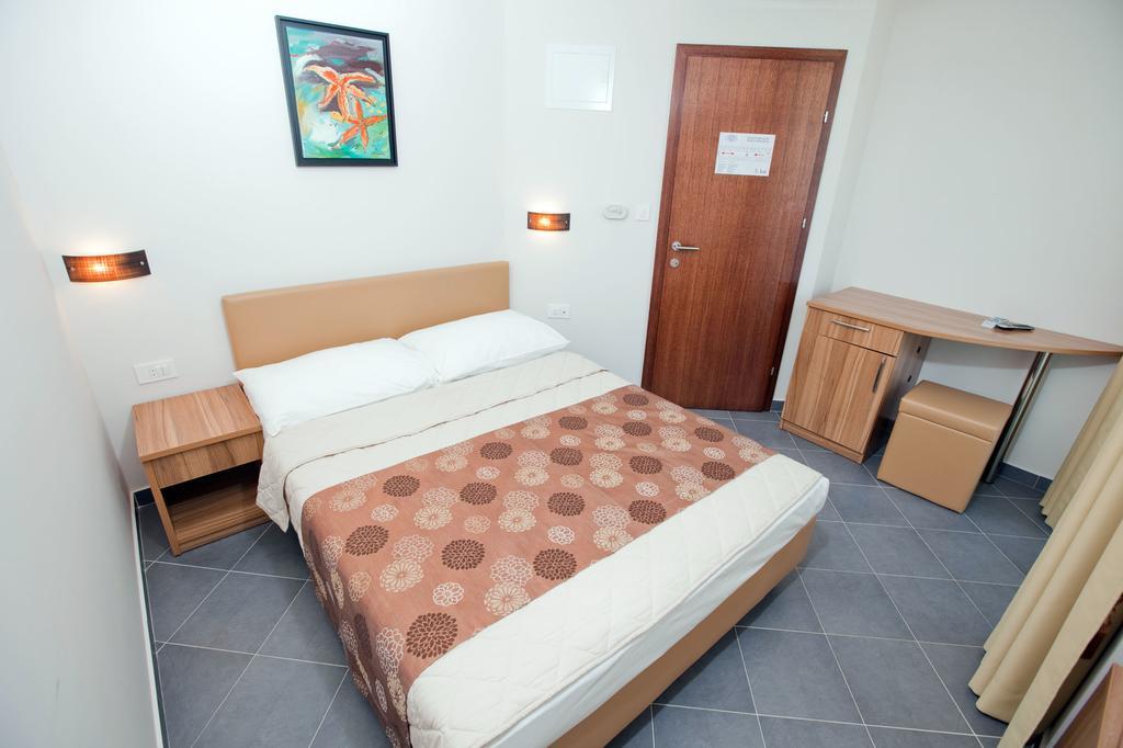 Hotel Sirena Подгора Екстериор снимка