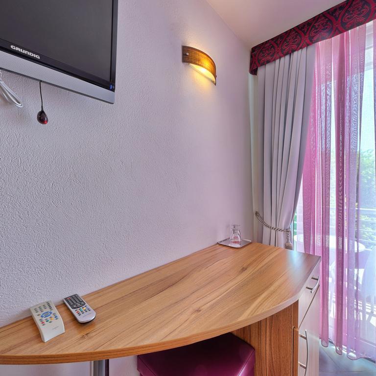 Hotel Sirena Подгора Екстериор снимка