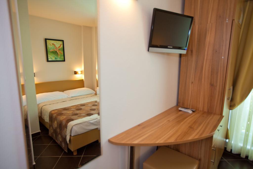 Hotel Sirena Подгора Екстериор снимка