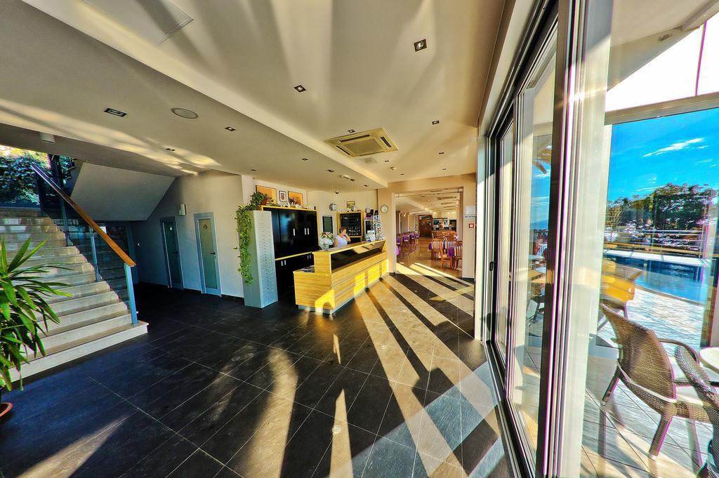 Hotel Sirena Подгора Екстериор снимка