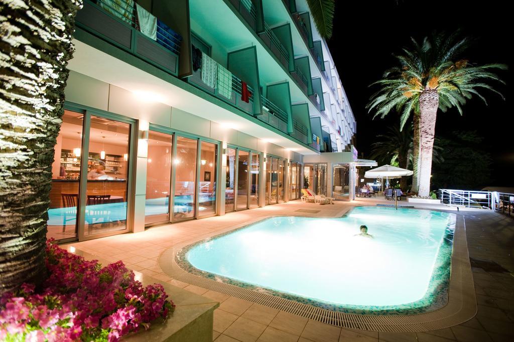 Hotel Sirena Подгора Екстериор снимка