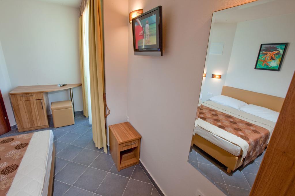 Hotel Sirena Подгора Екстериор снимка