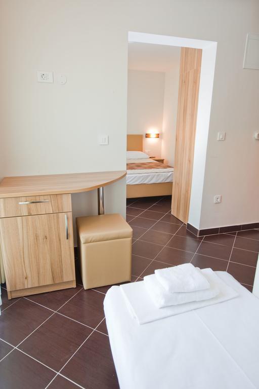 Hotel Sirena Подгора Екстериор снимка