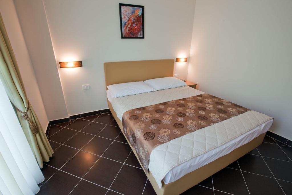Hotel Sirena Подгора Екстериор снимка