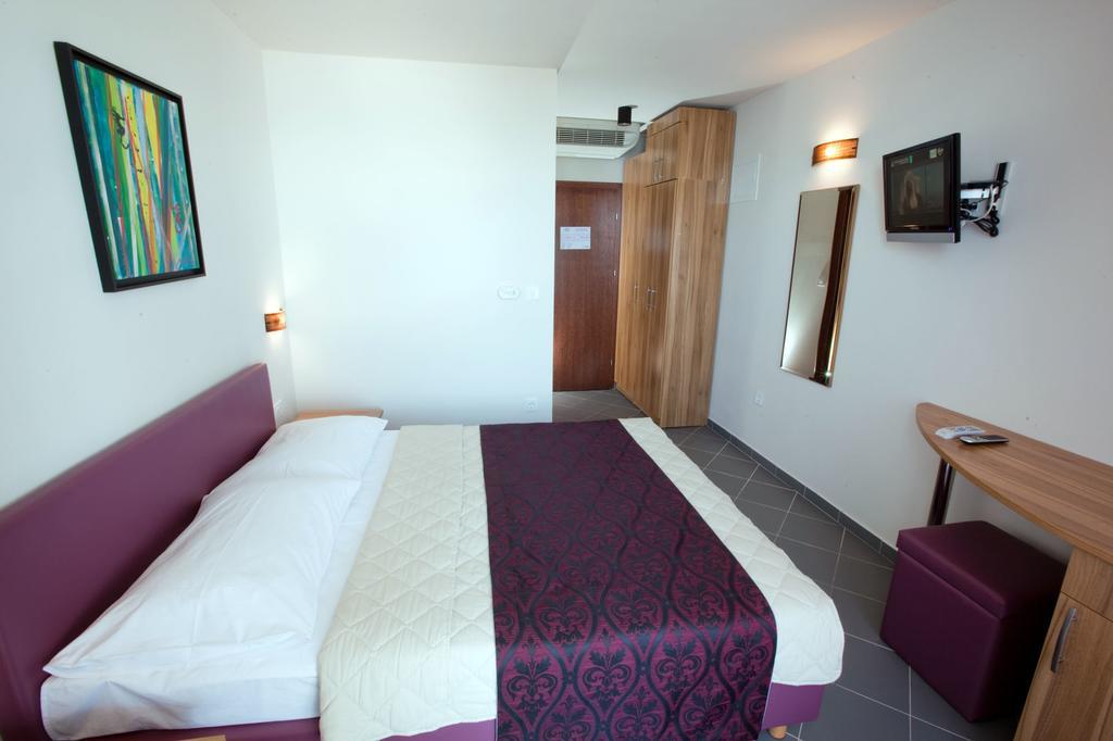 Hotel Sirena Подгора Екстериор снимка